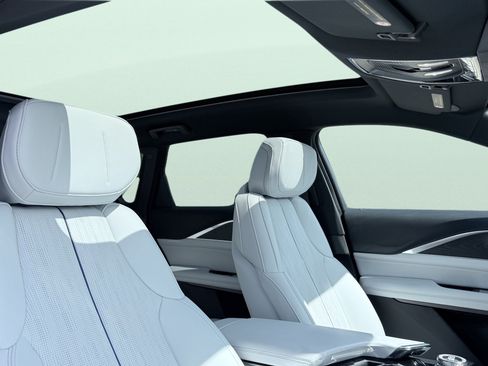 Used 2024 Cadillac Lyriq Luxury RWD image 3