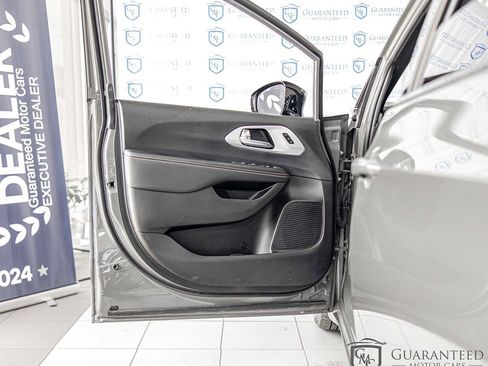 Used 2025 Chrysler Pacifica Limited FWD image 32