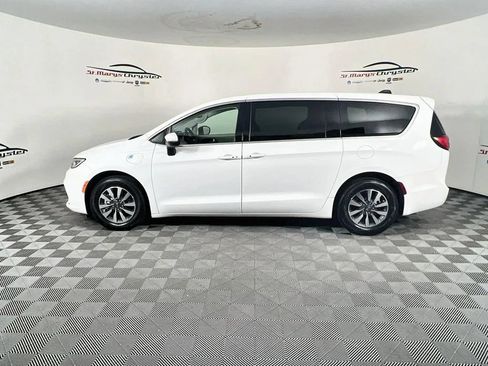 Used 2023 Chrysler Pacifica Touring-L FWD image 5