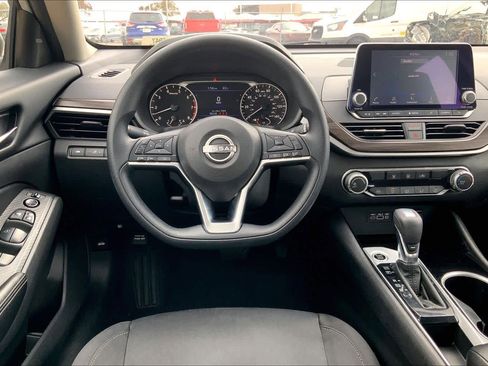 Used 2024 Nissan Altima 2.5 SV image 5