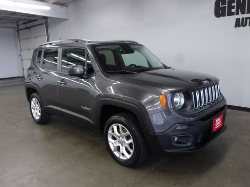 Used 2017 Jeep Renegade Latitude w/ Cold Weather Group AWD/4WD image 4
