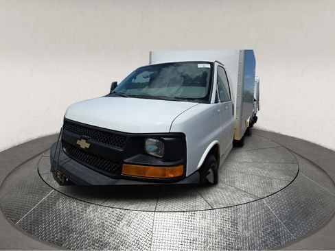 Used 2017 Chevrolet Express 3500 RWD image 3