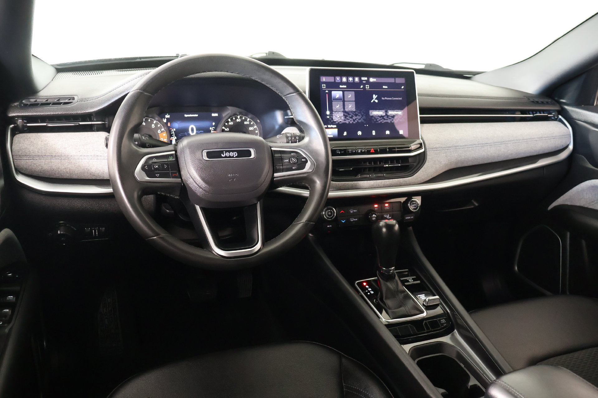 Used 2024 Jeep Compass Latitude AWD/4WD image 2