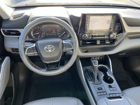 Used 2021 Toyota Highlander XLE AWD/4WD image 12