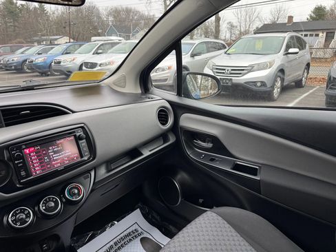 Used 2015 Toyota Yaris L image 22