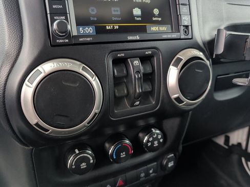 Used 2017 Jeep Wrangler Unlimited Sahara AWD/4WD image 14