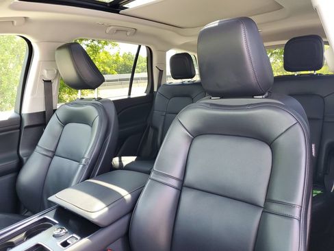 Used 2025 Lincoln Aviator AWD image 13
