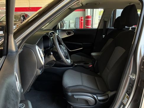 Used 2025 Kia Soul LX w/ LX Technology Package FWD image 10