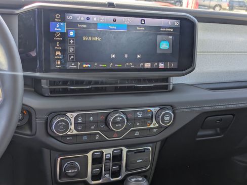 Used 2025 Jeep Wrangler Unlimited Sahara AWD/4WD image 12
