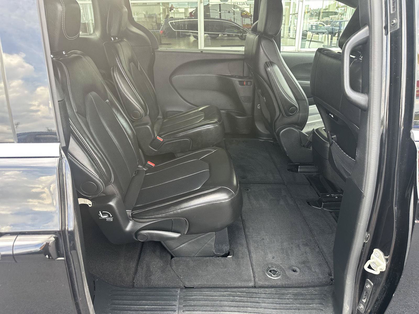 Used 2025 Chrysler Pacifica Select FWD image 26