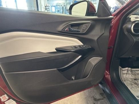 Used 2025 Chevrolet Trax LT w/ LT Convenience Package image 8