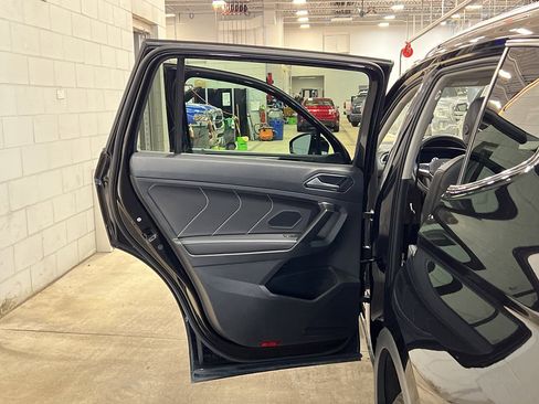 Used 2022 Volkswagen Tiguan SE image 33