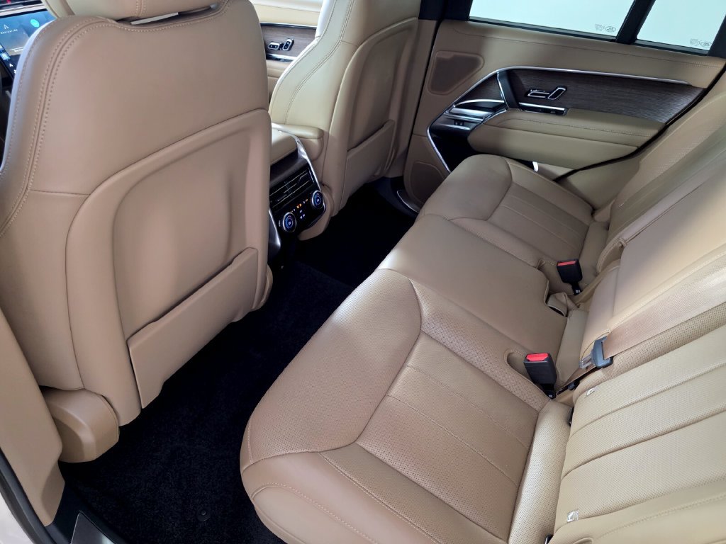 Used 2025 Land Rover Range Rover SE AWD/4WD image 15
