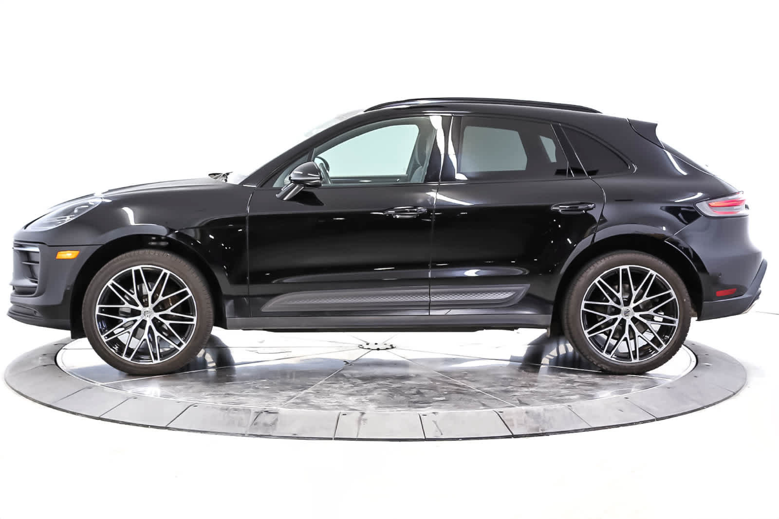 Used 2024 Porsche Macan AWD/4WD image 2