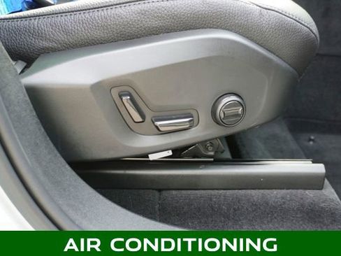 Used 2022 Volvo XC60 B5 Momentum image 5