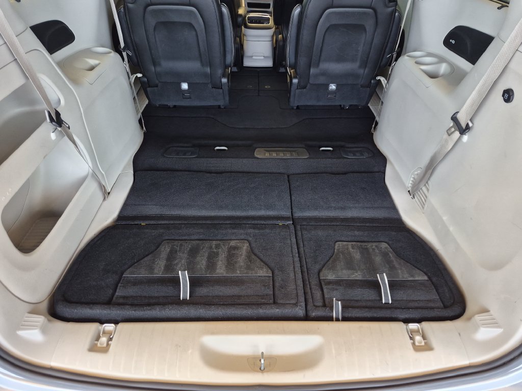Used 2023 Chrysler Pacifica Limited FWD image 32