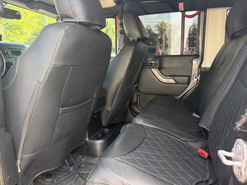Used 2017 Jeep Wrangler Unlimited Rubicon w/ Connectivity Group AWD/4WD image 14