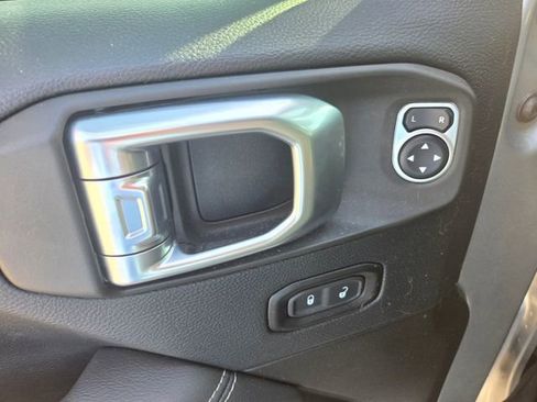 Used 2019 Jeep Wrangler Unlimited Sahara image 13
