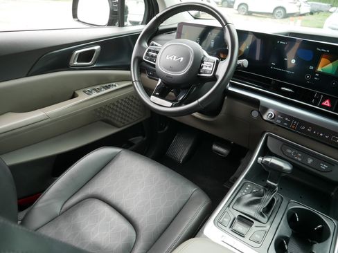 Used 2025 Kia Carnival FWD image 9