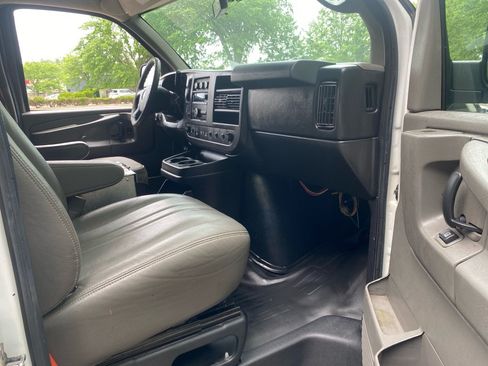 Used 2015 Chevrolet Express 2500 RWD image 21