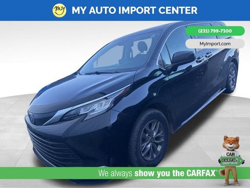 Used 2022 Toyota Sienna XLE AWD/4WD image 2