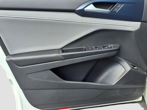 Used 2023 Volkswagen Taos SE w/ Black Wheel Package image 16