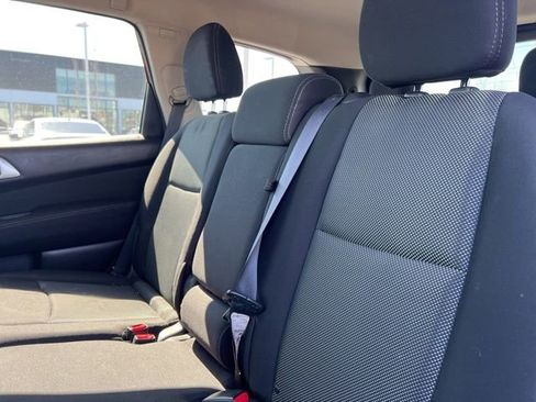 Used 2017 Nissan Pathfinder SV image 32