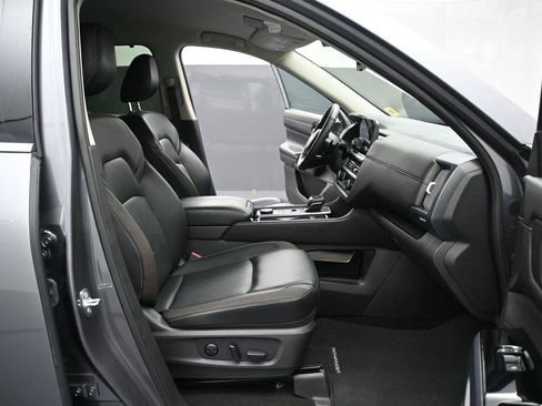 Used 2024 Nissan Pathfinder SL AWD/4WD image 16