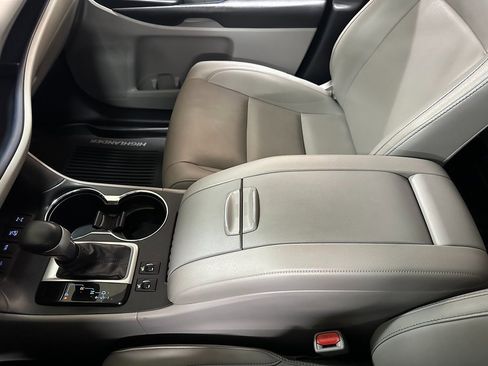 Used 2019 Toyota Highlander XLE image 29