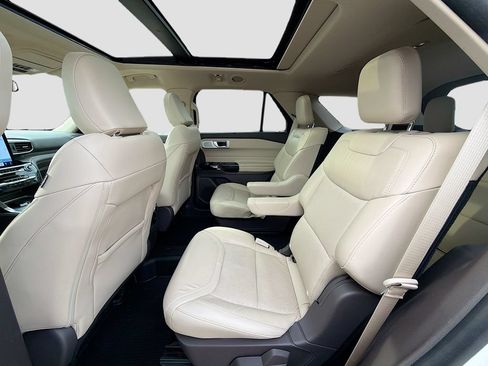Used 2023 Ford Explorer Platinum w/ Technology Package AWD/4WD image 28