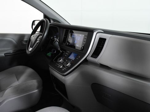 Used 2020 Toyota Sienna L image 26