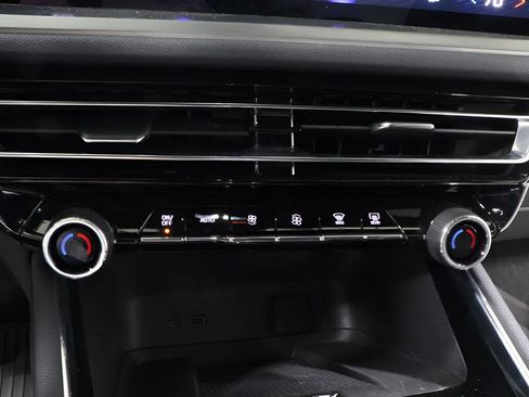 Used 2024 Chevrolet Traverse LT w/ Midnight/Sport Edition AWD/4WD image 10