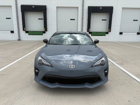 Used 2018 Toyota 86 RWD image 7