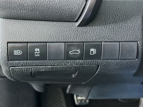 Used 2018 Toyota Camry LE image 16