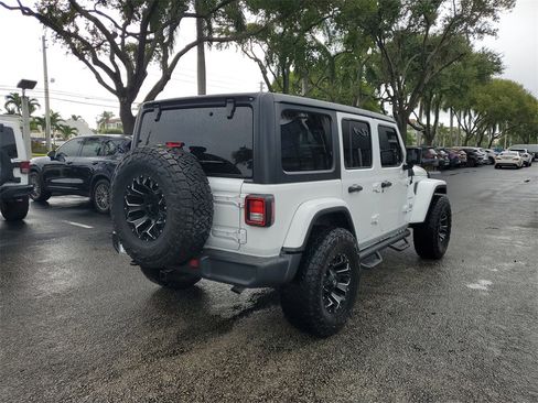 Used 2018 Jeep Wrangler Unlimited Sahara image 6