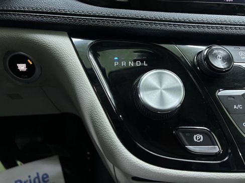 Used 2018 Chrysler Pacifica Limited FWD image 24