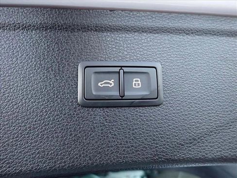 Used 2025 Audi Q5 e Premium Plus w/ Premium Plus Package image 9