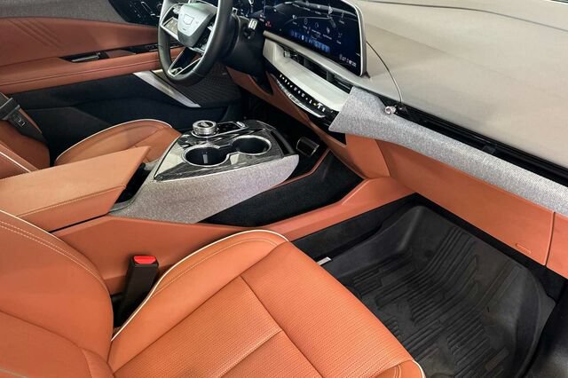 Certified 2025 Cadillac Optiq Sport 2 w/ LPO, ONYX Package AWD/4WD image 16