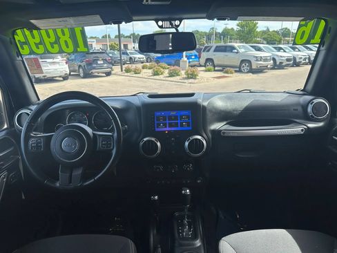 Used 2016 Jeep Wrangler Unlimited Sahara w/ Connectivity Group AWD/4WD image 13
