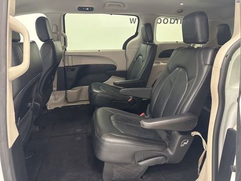 Used 2019 Chrysler Pacifica Touring-L image 24