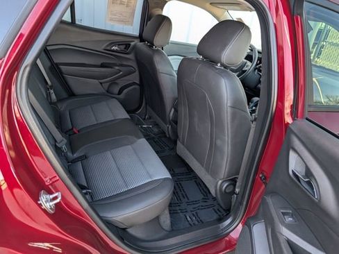 Used 2025 Chevrolet Trax LT w/ LT Convenience Package image 26