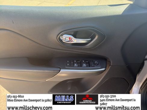 Used 2019 Jeep Cherokee Latitude w/ Popular Appearance Group FWD image 12