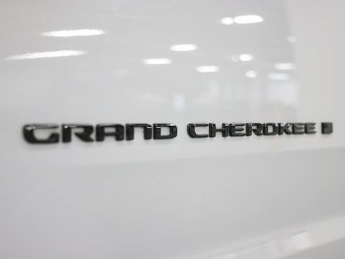 Used 2023 Jeep Grand Cherokee L Laredo AWD/4WD image 7
