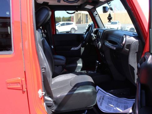 Used 2016 Jeep Wrangler Unlimited Rubicon w/ Connectivity Group AWD/4WD image 9