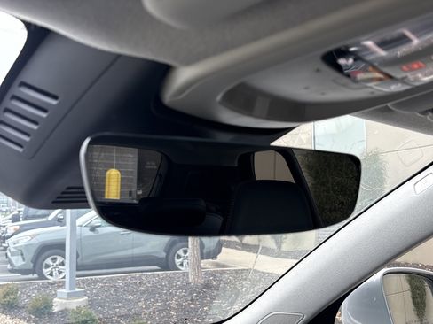 Used 2025 Volvo XC40 B5 Plus image 27