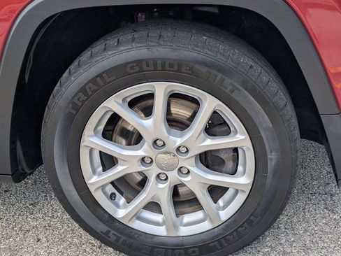 Used 2015 Jeep Cherokee Latitude w/ Cold Weather Group AWD/4WD image 13