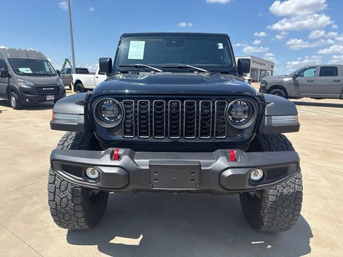 Used 2024 Jeep Gladiator Rubicon w/ Technology Group AWD/4WD image 2