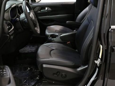 Used 2025 Chrysler Pacifica Select image 8