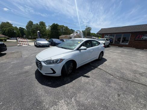 Used 2017 Hyundai Elantra SE FWD image 3