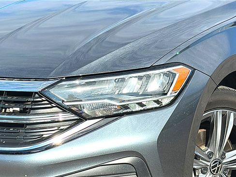 Used 2024 Volkswagen Jetta SE image 4